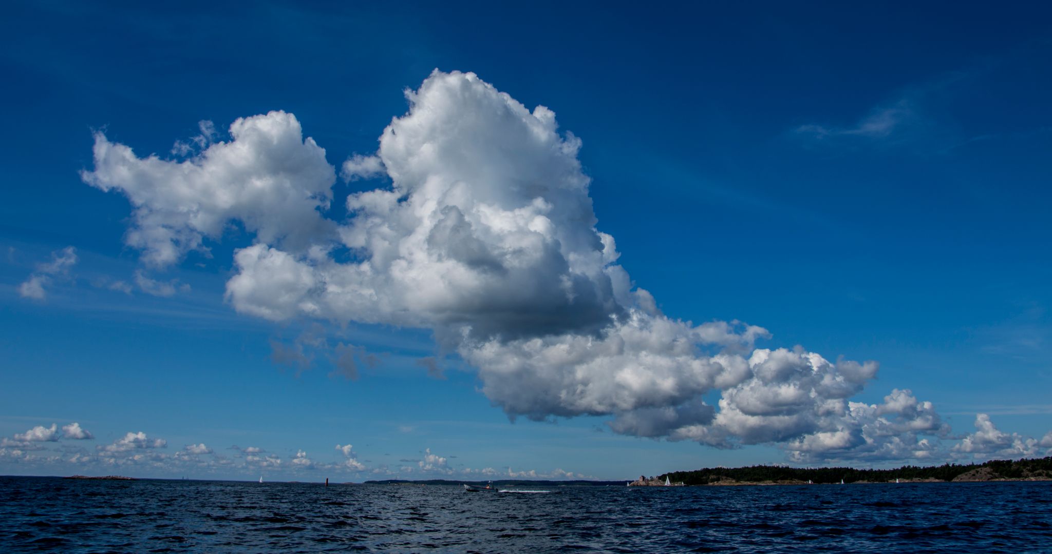 Oostzee met wolkenlucht blauw wit  - Eiko Waleson